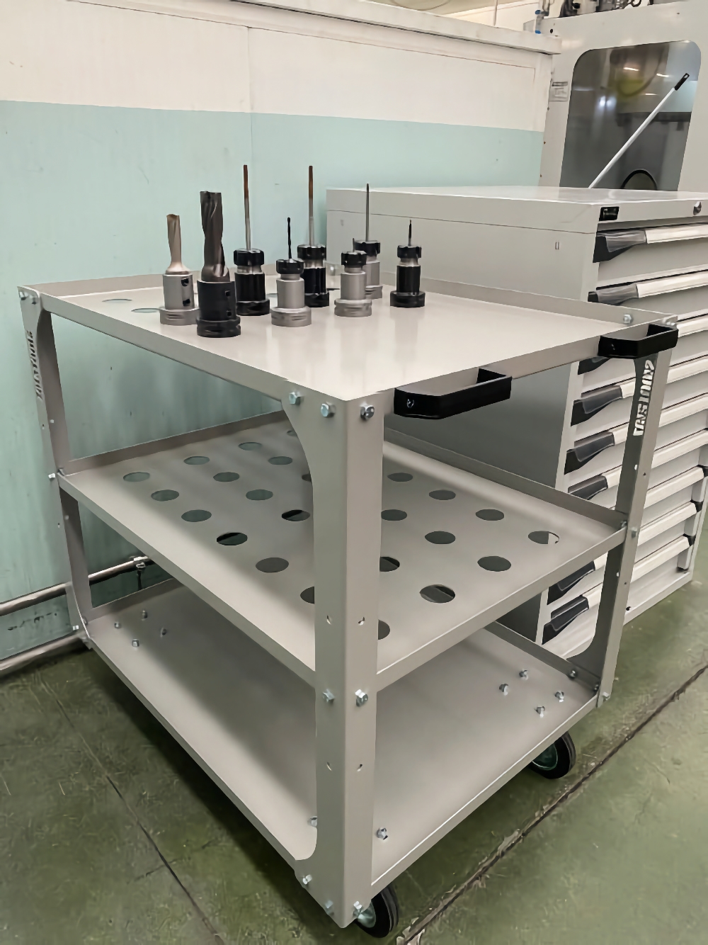 Carrello portautensili personalizzato Zetatools con postazioni per inserti in un’officina meccanica.