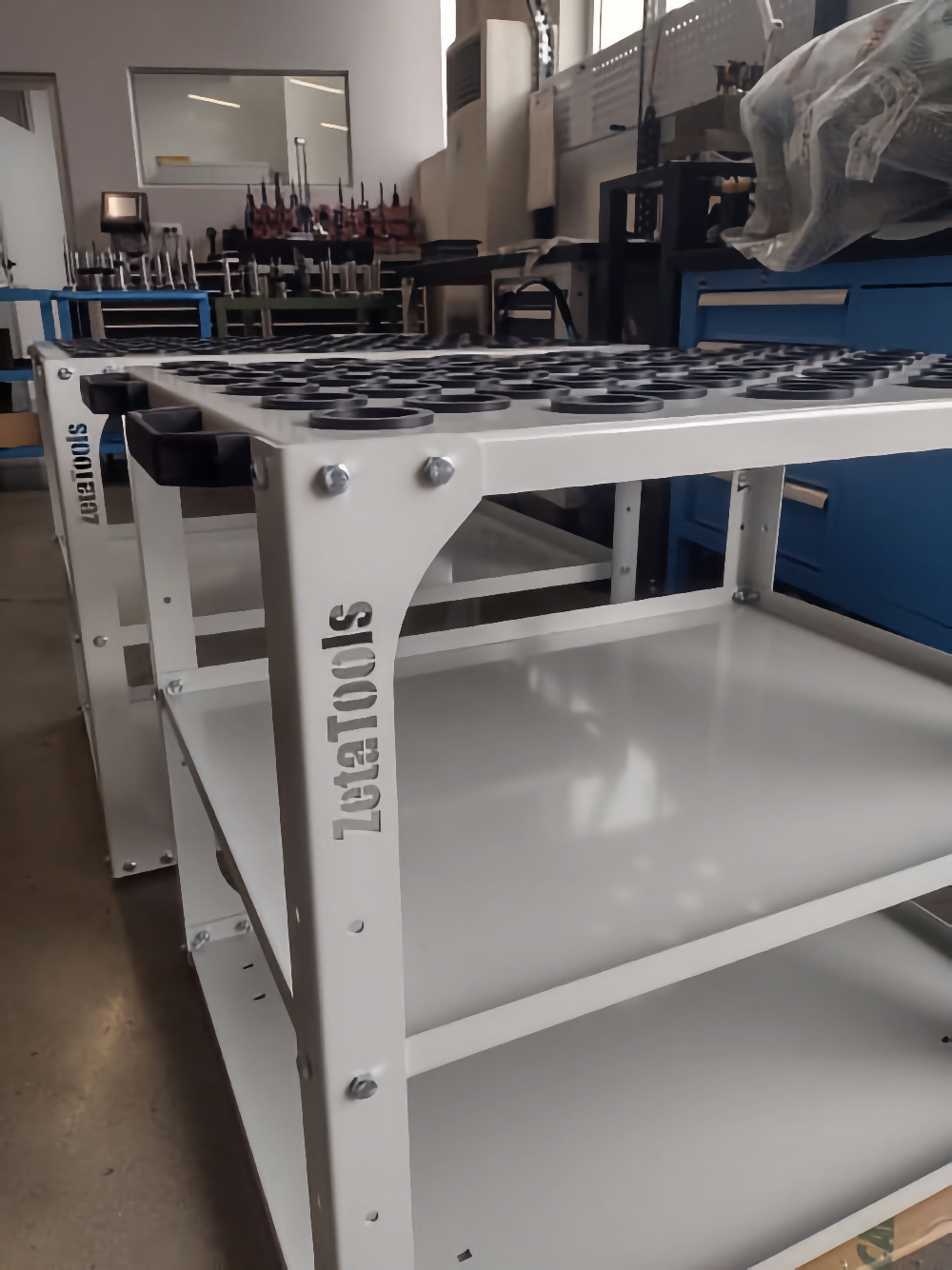 Carrello portautensili personalizzato Zetatools con postazioni per inserti in un’officina meccanica.
