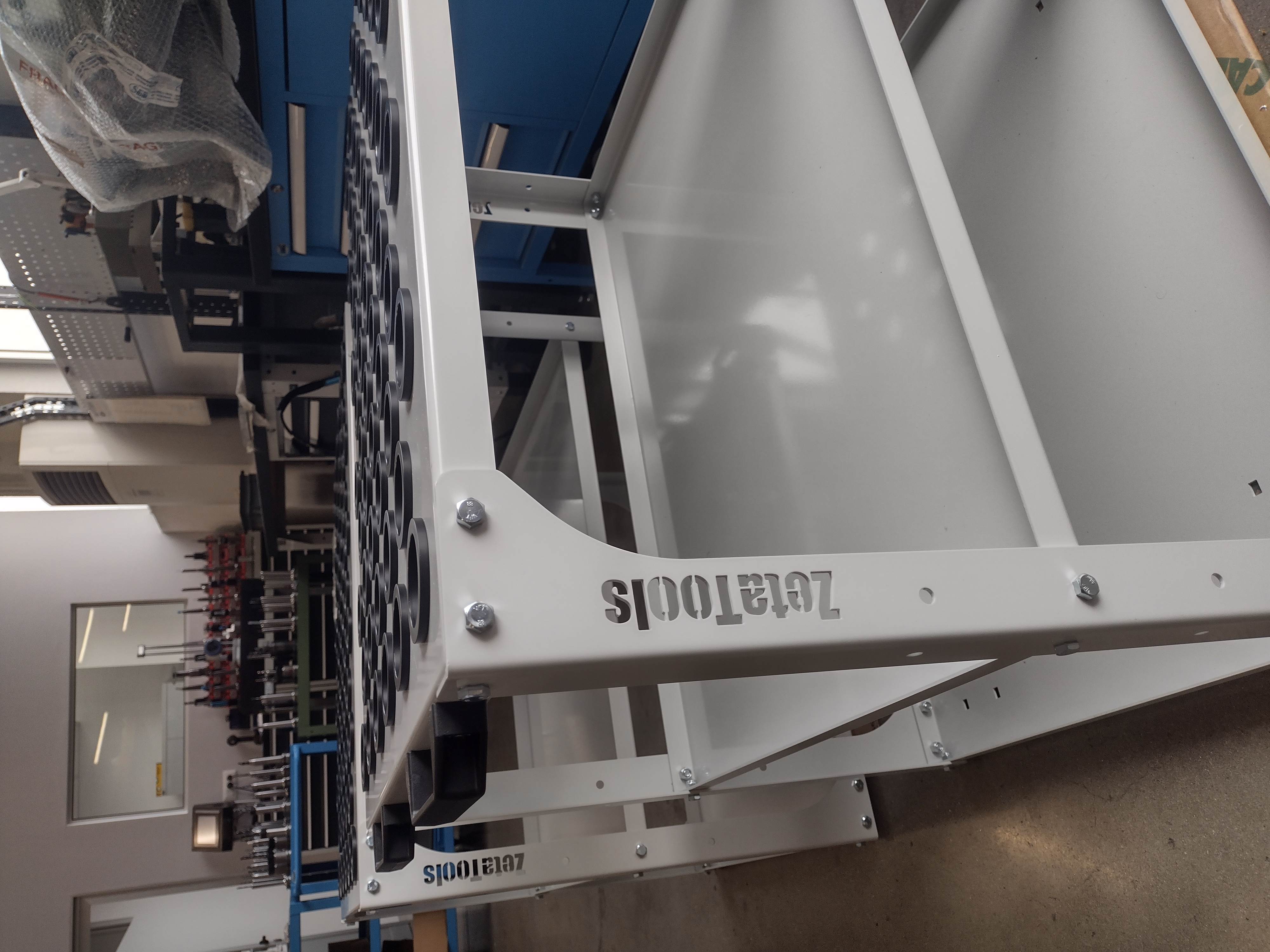 Carrello portautensili personalizzato Zetatools con postazioni per inserti in un’officina meccanica.